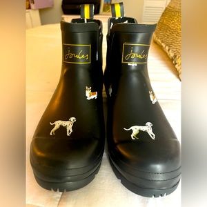Joules low top rain boots with dog pattern. Worn only a few times.